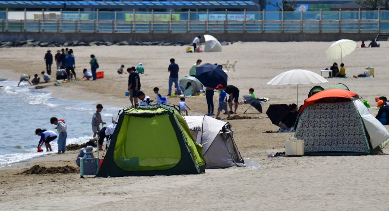 14일 오후 경북 포항 지역 낮 기온이 25.5도까지 올라가자 북구 영일대해수욕장 백사장에서 시민들이 바닷바람에 더위를 식히고 있다. 2024.4.14/뉴스1 ⓒ News1 최창호 기자