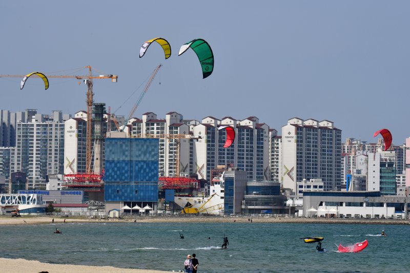 14일 오후 경북 포항시 송도해수욕장에서 카이드 보드 동호인들이 파도를 가르며 달리고 있다. 2024.4.14/뉴스1 ⓒ News1 최창호 기자