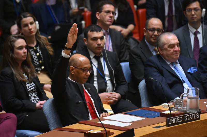 18일(현지시간) 미국 뉴욕 유엔 본부의 유엔 안전보장이사회(안보리) 회의에 참석한 로버트 우드 유엔 주재 미국 차석대사가 팔레스타인의 유엔 정회원 가입 안건에 손을 들어 거부권을 행사하고 있다.AFP연합뉴스