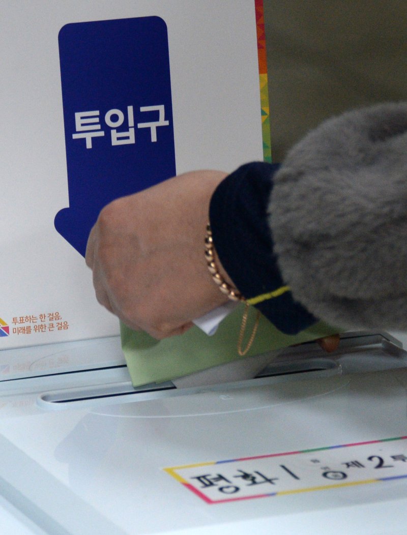 [전주=뉴시스] 김얼 기자 = 제22대 국회의원 선거일인 10일 전북 전주시 완산구 평화동 전주남중학교에 마련된 평화1동 제2 투표소에서 유권자가 투표를 하고 있다. 2024.04.10. pmkeul@newsis.com