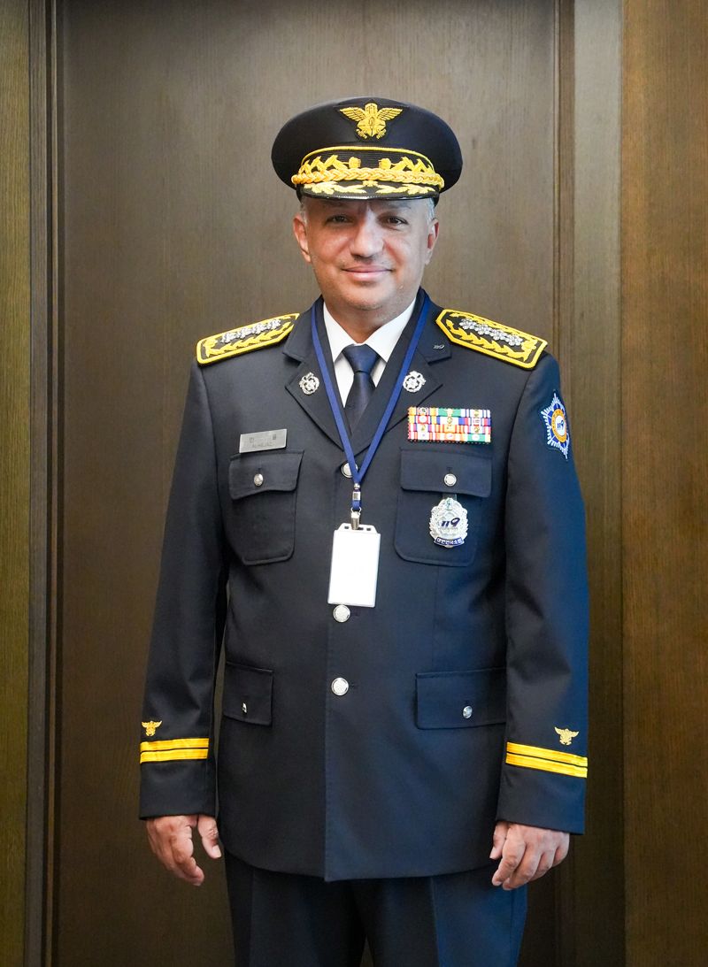 안와르 알 히즈아지 에쓰오일 최고경영자(CEO)가 19일 서울 마포 본사에서 열린 명예소방관 위촉식에서 명예소방관 의복을 착용하고 기념 사진을 찍고 있다. 에쓰오일 제공