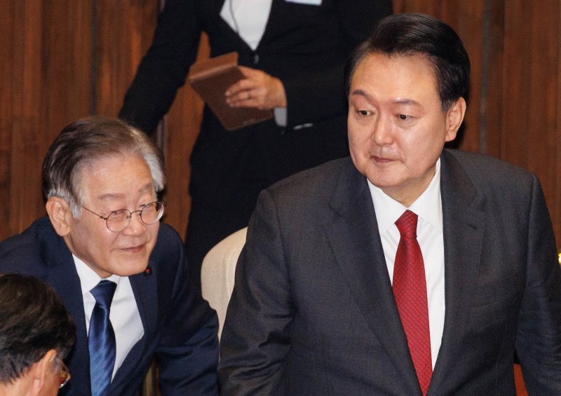 윤석열 대통령(오른쪽)과 이재명 더불어민주당 대표. 뉴스1