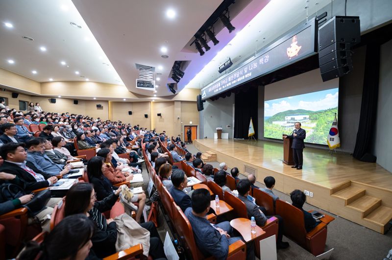 지난 18일 세종특별자치시 시청 여민실에서 애터미 박한길 회장이 나눔을 주제로 특별강연을 하고 있다.