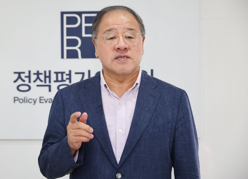 박근혜 정부 청와대 경제수석을 지낸 안종범 정책평가연구원(PERI) 원장이 지난 26일 서울 강남구 사무실에서 본지와 만나 국민 삶의 질 향상을 위한 좋은 정책 수립에 필요한 방법론에 대해 설명하고 있다. 사진=박범준 기자