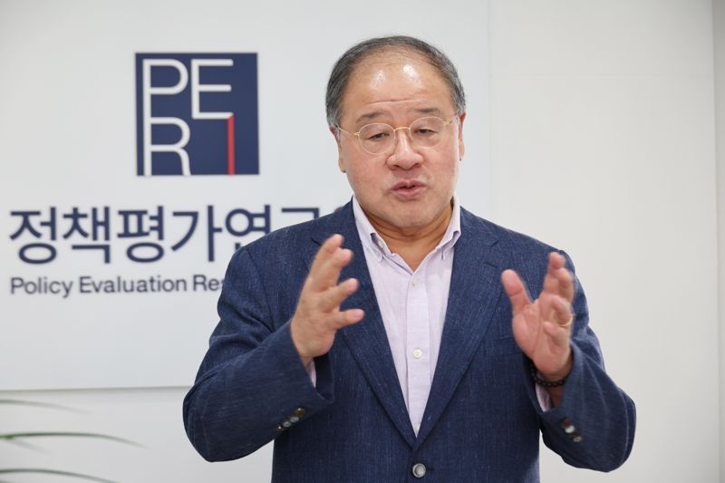 박근혜 정부 청와대 경제수석을 지낸 안종범 정책평가연구원장이 지난 26일 서울 강남구 사무실에서 국민 삶의 질을 높이기 위한 좋은 정책을 만들려면 우선 정책수립 전 철저한 사전 평가와 함께 시행후 촘촘한 사후 평가를 거쳐 정책적 완성도를 높여야 한다는 점을 강조하고 있다.<div id='ad_body3' class='mbad_bottom' ></div> 사진=박범준 기자