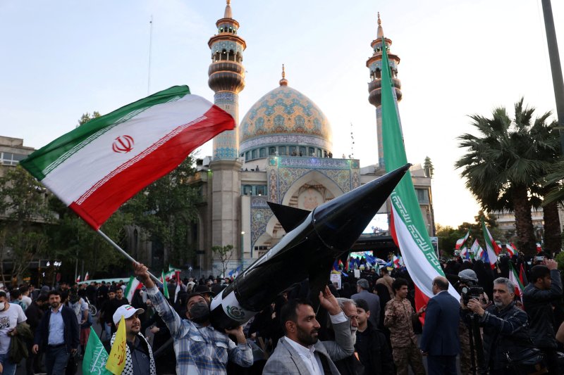 이스라엘이 이란의 공습을 받은 다음 날인 15일(현지시간) 이란 수도 테헤란에서 이란인들이 미사일 모형을 들고 자축하고 있다. 2024.04.15 ⓒ 로이터=뉴스1 ⓒ News1 정지윤 기자