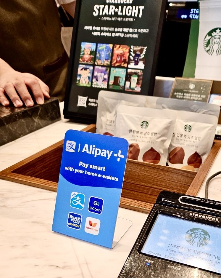 알리페이플러스가 스타벅스 코리아와 마케팅 협약을 맺고 외국인 관광객에게 친숙한 결제 환경을 구축한다. 알리페이플러스 제공