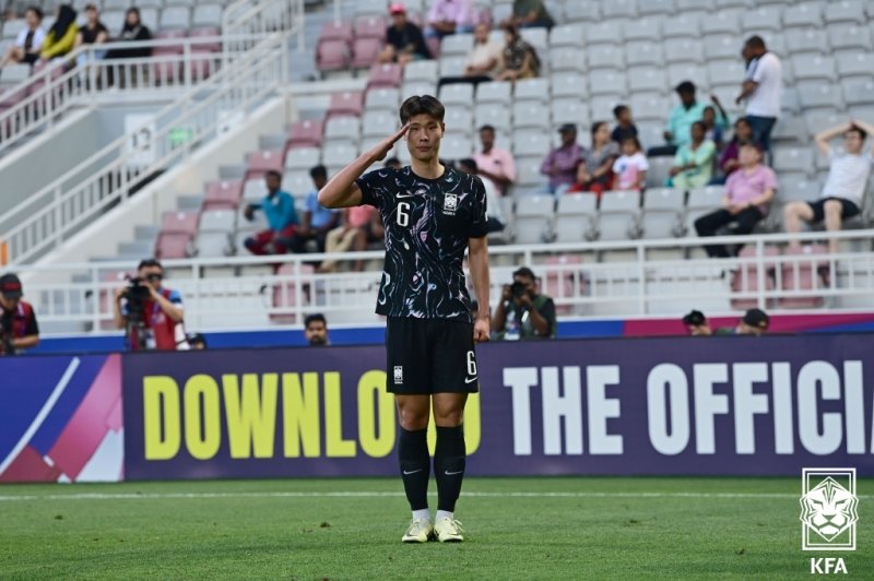 19일 오후(현지시간) 카타르 도하 압둘라 빈 칼리파 스타디움에서 열린 2024 아시아축구연맹(AFC) U-23 아시안컵 조별리그 B조 2차전 한국과 중국의 경기서 이영준이 추가골을 넣은 뒤 세리머니를 하고 있다. 대한축구협회 제공