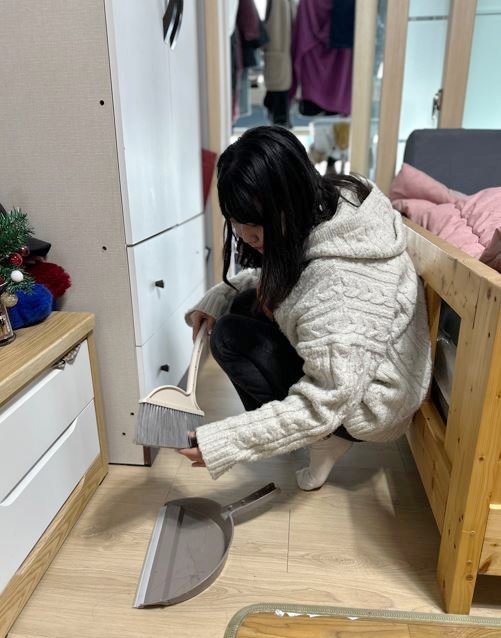 방 청소하는 아영씨 [촬영 강태현]