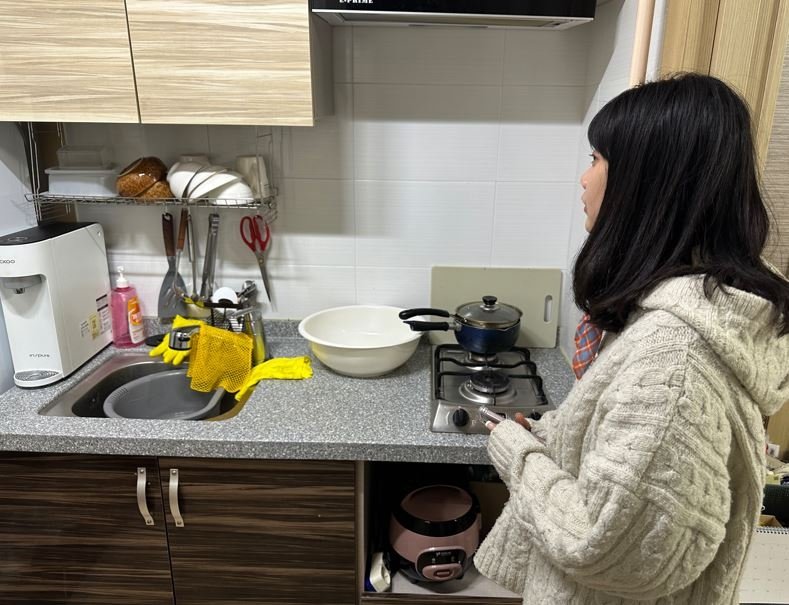 주방 소개하는 아영씨 [촬영 강태현]