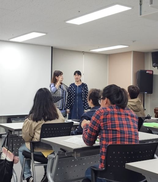 대학에서 수업 듣는 아영씨와 학생들 [강릉시지적장애인자립지원센터 제공. 재판매 및 DB 금지]