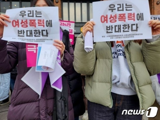 지난달 12일 40여개 여성·시민단체로 구성된 수원여성단체네트워크·수원시민사회단체협의회가 수원역 문화광장 앞에서 2024 KXF The Fashion '성인 페스티벌'(K-XF)을 규탄하는 기자회견을 진행하고 있다. (수원여성단체네트워크 제공)