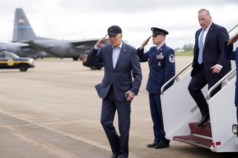 미국의 조 바이든 대통령(왼쪽 첫번째)이 19일(현지시간) 미 델라웨어주 뉴캐슬의 주방위군 기지에 도착해 경례를 하고 있다.AP뉴시스