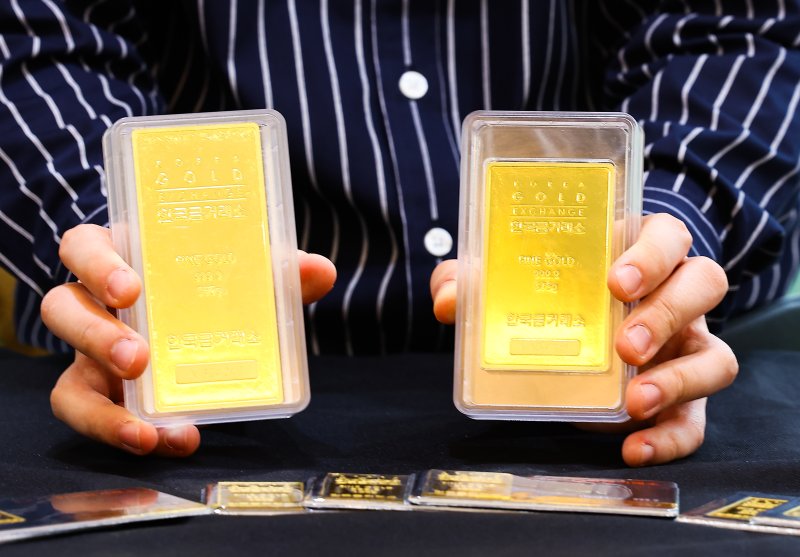 중동 정세 불안에 안전 자산인 금값 가격이 치솟는 가운데 지난 15일 서울 종로구 한국금거래소에 직원이 골드바를 들어보이고 있다. 사진=뉴시스