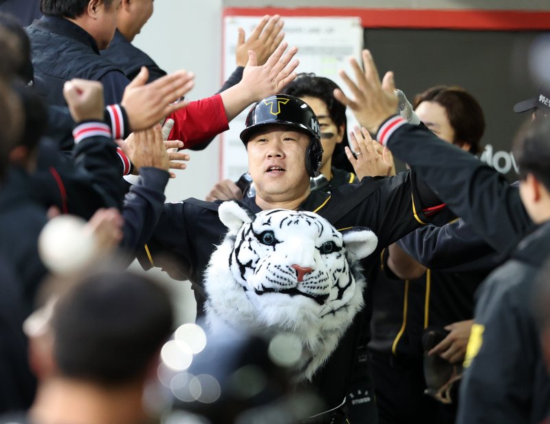 KIA 타이거즈 이우성이 20일 열린 2024 KBO리그 광주 NC 다이노스전에서 5회말 3점 홈런을 터뜨린 후 동료들의 축하를 받고 있다. (KIA 타이거즈 제공)