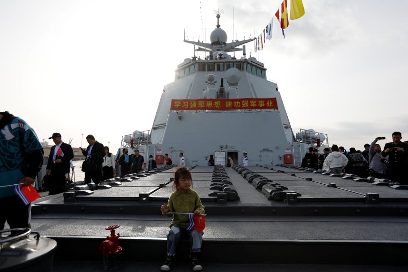 지난달 20일 산둥성 칭다오에서 중국 해군의 전투함이 일반에게 공개되고 있다. 로이터 뉴스