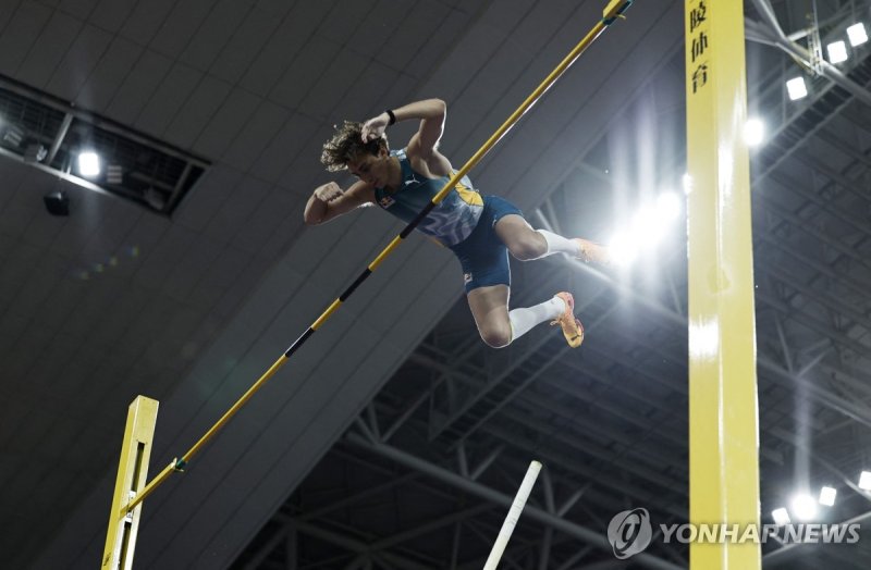 바를 넘는 듀플랜티스 Athletics - Diamond League - Xiamen - Xiamen Egret Stadium, Xiamen, China - April 20, 2024 Sweden's Armand Duplantis in action during the men's pole vault final REUTERS/Tingshu Wang
