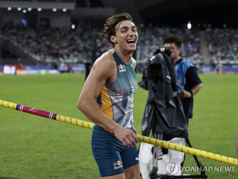 듀플랜티스, 장대높이뛰기 세계 신기록 Athletics - Diamond League - Xiamen - Xiamen Egret Stadium, Xiamen, China - April 20, 2024 Sweden's Armand Duplantis celebrates after winning the men's pole vault final and a new world record REUTERS/Tingshu Wang