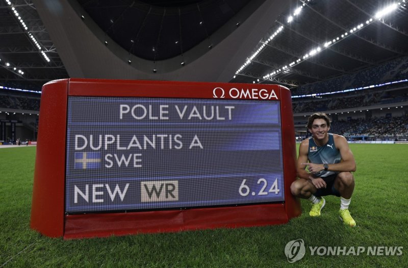 듀플랜티스, 장대높이뛰기 세계 신기록 Athletics - Diamond League - Xiamen - Xiamen Egret Stadium, Xiamen, China - April 20, 2024 Sweden's Armand Duplantis celebrates after winning the men's pole vault final and a new world record REUTERS/Tingshu Wang
