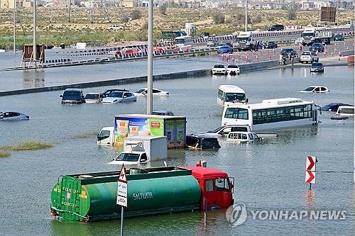 두바이의 침수된 고속도로 위 차량들 [AFP=연합뉴스]