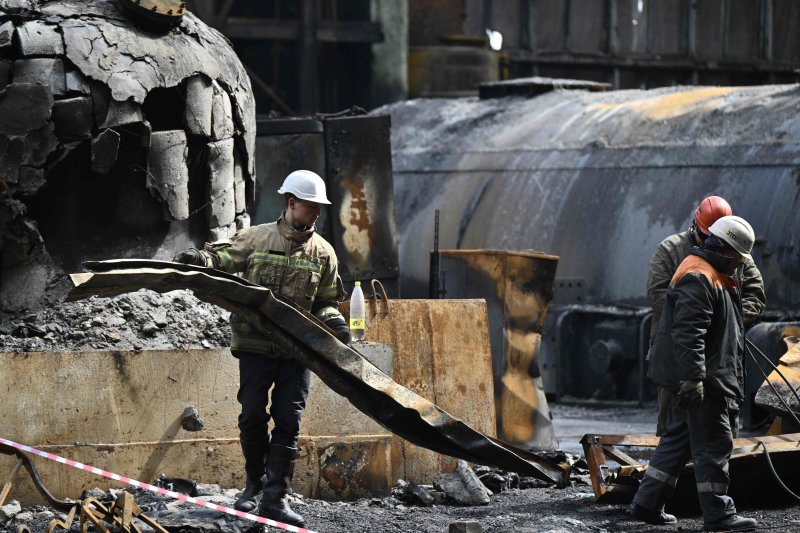 러시아의 우크라이나 에너지 인프라 공격에 맞서 우크라이나도 20일(현지시간) 러시아 모스크바 지역을 비롯해 8개 지역 에너지 인프라를 드론으로 공격했다. 19일 우크라이나의 특정되지 않은 발전소에서 작업자들이 공격을 받아 무너진 설비 잔해를 치우고 있다. AFP 연합