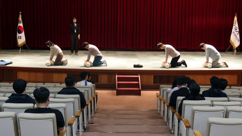 지난 18일 렛츠런파크 부산경남 직원들이 본관 강당에 모여 심폐소생술을 교육받고 있다. 한국마사회 제공