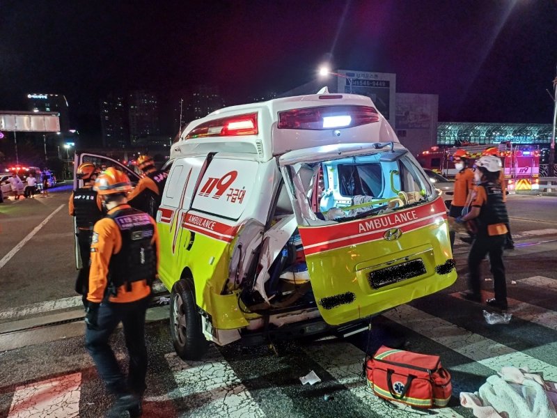 과속운전한 승용차가 환자 이송 중인 구급차를 들이받아 5명의 사상자가 발생했다. (충남 아산소방서 제공)