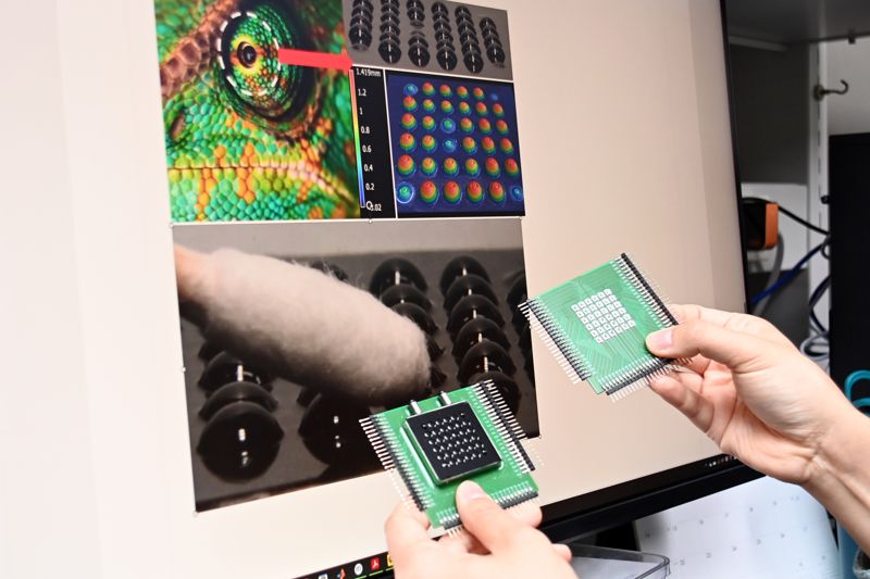 ETRI 연구진이 개발한 입체화 촉각 디스플레이(왼쪽)와 이를 사용한 LED 기판(오른쪽)은 부드러운 정도를 조절할 수 있다. ETRI 제공