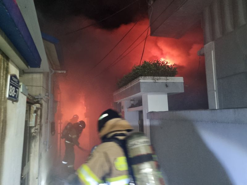 21일 오전 12시 25분 부산시 동래구 사직동의 한 단독주택에서 불이났다. 부산소방재난본부 제공