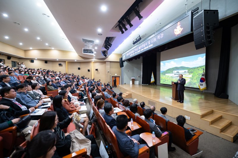 지난 18일 세종특별자치시 시청 여민실에서 애터미 박한길 회장이 나눔을 주제로 특별강연을 하고 있다.