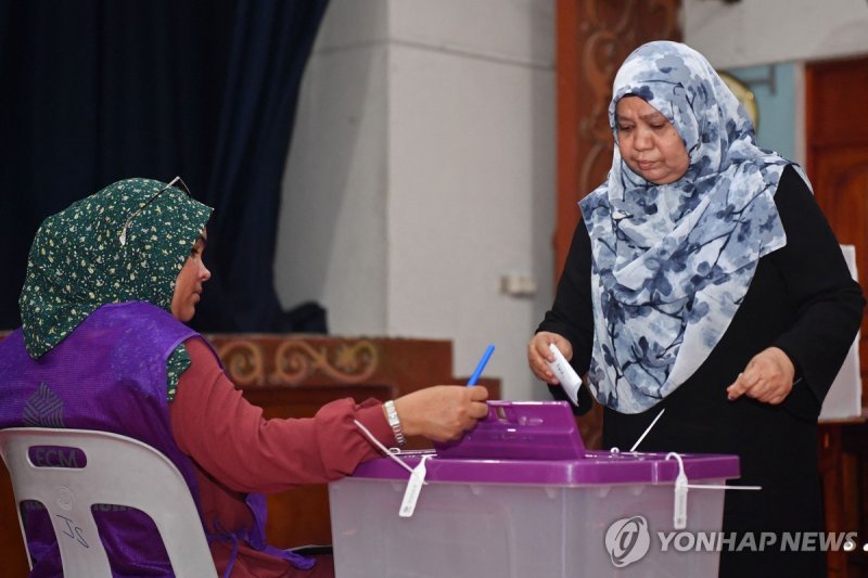 몰디브의 수도 말레에서 한 여성 유권자가 21일(현지시간) 투표를 하고 있다. AFP 연합뉴스