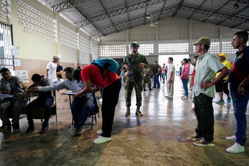 에콰도르 서부 과야스주 노볼에서 21일(현지시간) 치안 강화를 위한 개헌 국민 투표가 진행되는 가운데 군인들이 투표소를 지키고 있다.로이터연합뉴스