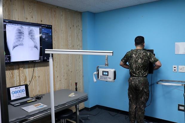 육군 51여단 의무중대 방사선실에서 AI 기반 휴대용 엑스레이 장비를 활용해 환자를 진료하고 있다. 사진=국방부 제공