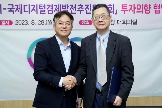 이동환 시장과 악수하는 채유덕 ESA 회장 [고양시 제공, 재판매 및 DB 금지]