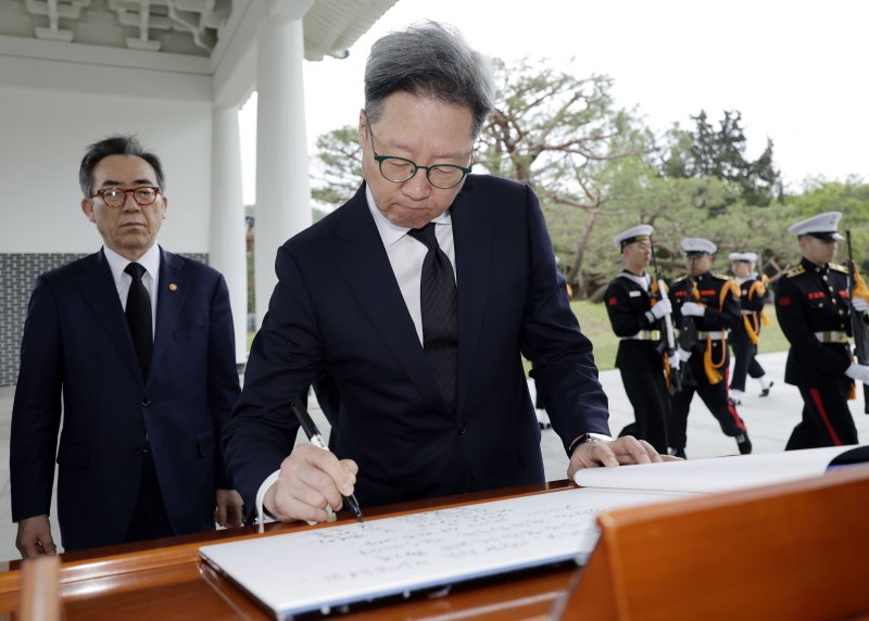 국립서울현충원 참배하는 재외공관장들… '직원 갑질' 논란 정재호 대사도 참석 [뉴시스Pic] - 파이낸셜뉴스