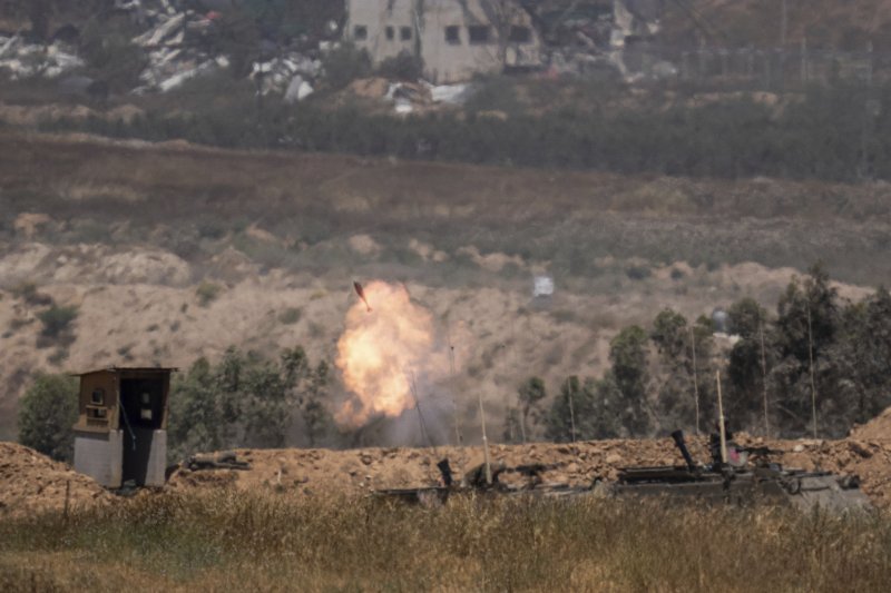 지난 17일 이스라엘 남부, 가자지구 국경 인근에서 이스라엘 군인들이 가자지구를 향해 박격포를 발사하고 있다. 미국이 서안지구 이 군에 대한 제재를 결정한데 대해 이스라엘 정부는 21일 강력히 항의하고 나섰다. 뉴시스.