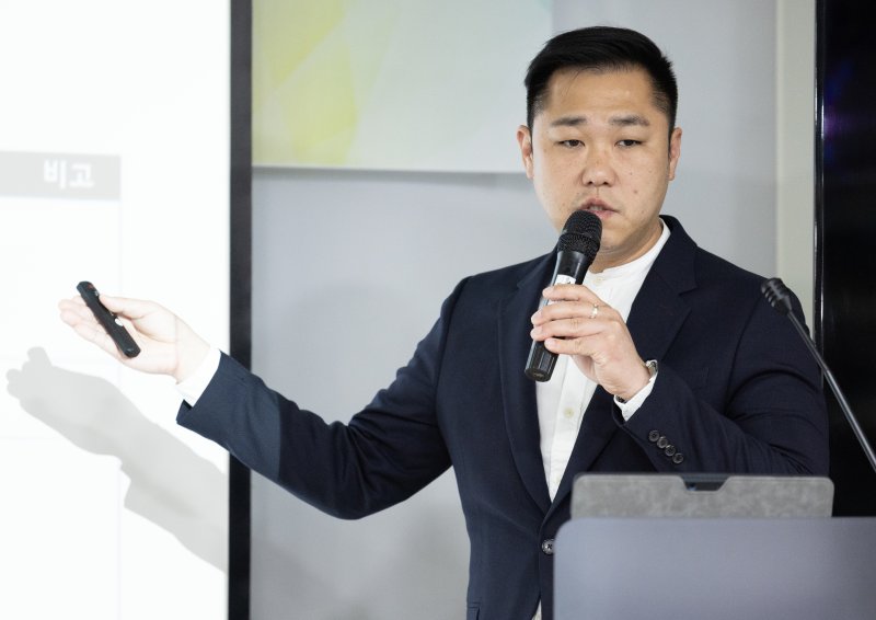 김태형 바비스팩토리 대표가 22일 오후 경기도 성남시 분당구 글로벌디지털혁신네트워크(GDIN)에서 열린 '반려동물 산업 육성 협의회' 제1회 IR 데이에서 기업 소개를 하고 있다. 이번 IR데이는 유망한 반려동물 스타트업을 발굴하고 투자 및 비즈니스 기회를 제공하는 한편 해외 진출까지 지원하기 위해 마련됐다. 2024.3.22/뉴스1 ⓒ News1 이재명 기자