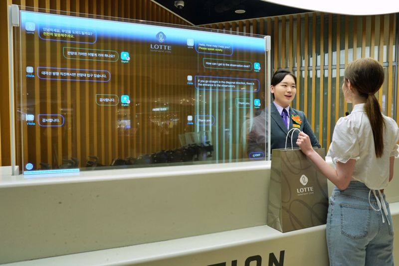 롯데백화점 잠실점에서 한 외국인이 AI 통역서비스를 이용하고 있다. 롯데백화점 제공.