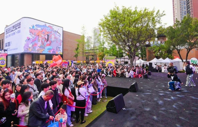 '청두 K팝 한류팬 페스티벌'에 참가한 중국 소비자들이 무대 공연을 관람하고 있다. 한국관광공사 제공