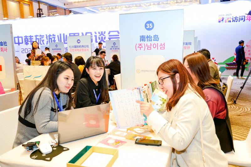 지난 17일 중국 선양에서 열린 'K-관광 로드쇼'에서 한중 업계 실무자들이 비즈니스 상담을 하고 있다. 한국관광공사 제공