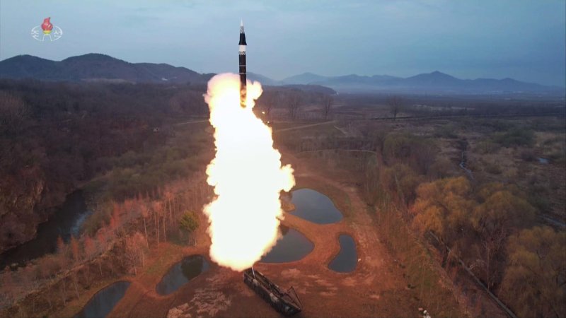 북한 조선중앙TV가 3일 새로 개발한 극초음속 활공비행 전투부를 장착한 새형의 중장거리 고체탄도미사일 '화성포-16' 형의 시험발사 장면을 보도하고 있다. 사진=조선중앙TV 캡처