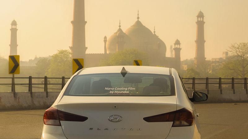 파키스탄 현지에서 현대차의 첨단 나노 냉각 필름이 부착된 차량이 도로를 달리고 있다. 현대차 제공