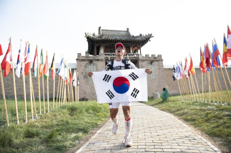 아프리카 사막 횡단에 도전하는 정은주 씨. /뉴스1DB