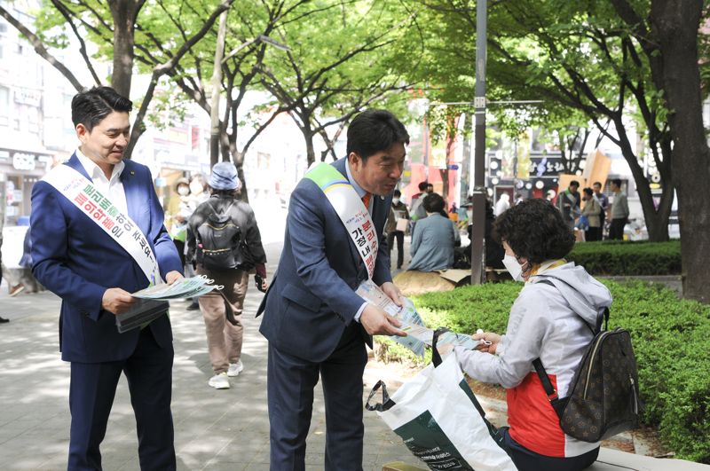 지난 19일 오후 동래구와 KT부산경남고객본부가 명륜동 KT플라자 동래점과 명륜1번가 일대에서 '올바른 폐의약품 배출 캠페인'을 펼쳤다. 동래구 제공