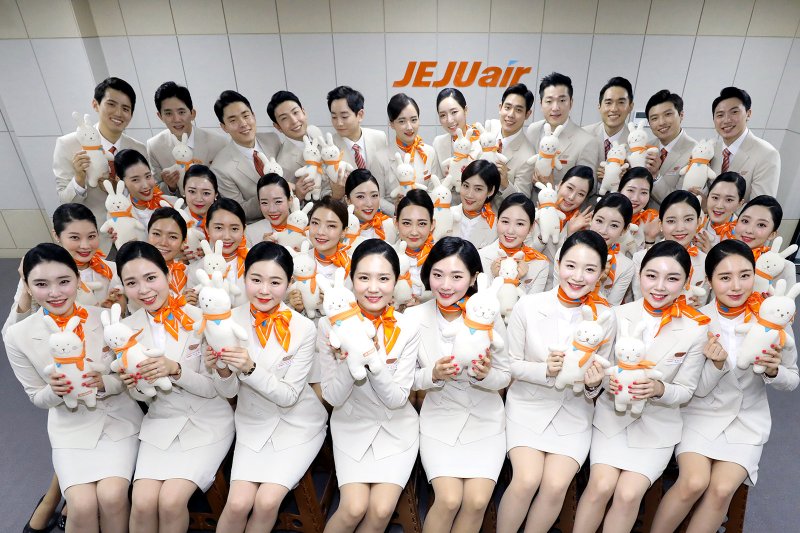 제주항공 객실승무원들이 지난 2월 영유아를 위한 '애착인형'을 직접 만들어 한국백혈병소아암협회 부산지회에 전달했다. 제주항공 제공