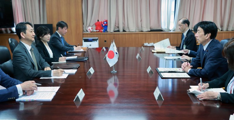 안덕근 산업통상자원부 장관(왼쪽 첫번째)이 22일 일본 경제산업성 접견실에서 사이토 겐 대신(오른쪽 첫번째)과 면담하고 있다. 산업통상자원부 제공