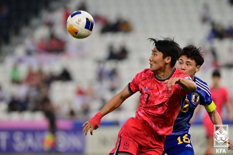 지난 22일(현지시간) 열린 일본과의 예선 3차전 경기에서 홍시후가 헤더를 시도하고 있다. 대한민국은 이날 일본을 1-0으로 꺾고 B조 1위로 8강에 진출, 신태용 감독이 이끄는 인도네시아와 맞붙는다. 대한축구협회 제공