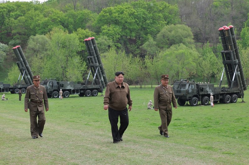 김정은 북한 국무위원장이 22일 초대형 방사포병이 참가하는 핵반격 가상종합전술훈련을 처음으로 지도한 모습. 사진=노동신문 캡처