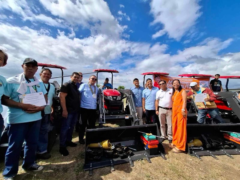 필리핀 농업부에 TYM 트랙터를 전달한 후 관계자들이 기념 촬영을 하고 있다. TYM 제공