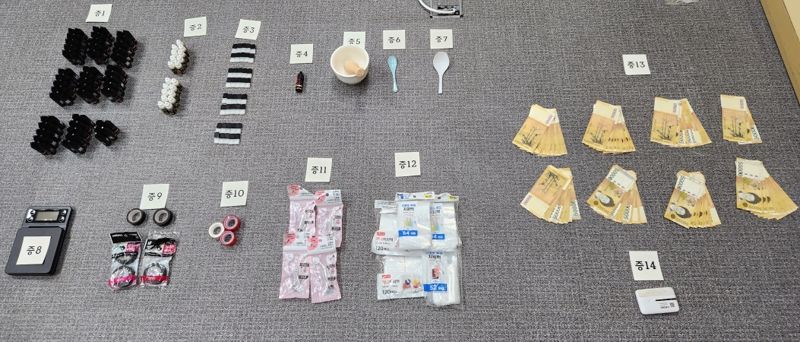 부산 경찰은 최근 텔레그램 채널을 이용해 국내에 마약을 유통한 일당을 검거했다고 밝혔다. 사진은 일당을 검거하며 확보한 증거들. 부산경찰청 제공